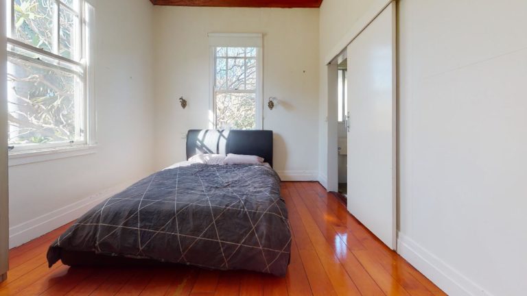 Lutwyche-Lead-Light-Bedroom(1)