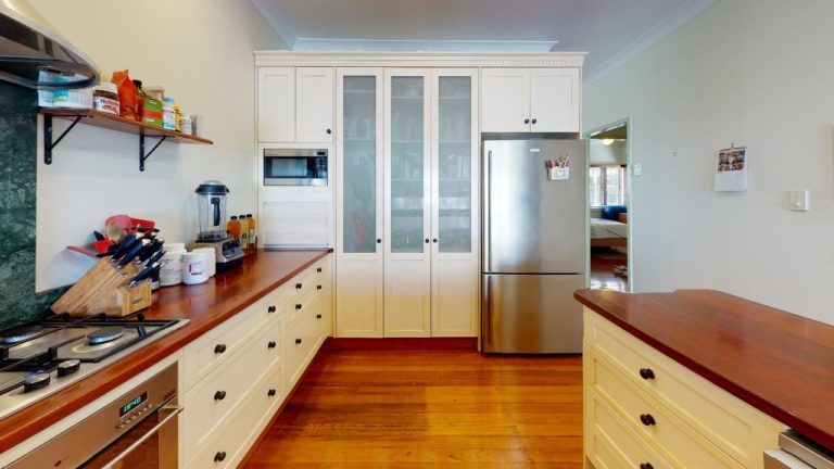 Wavell-Heights-Kitchen(1)